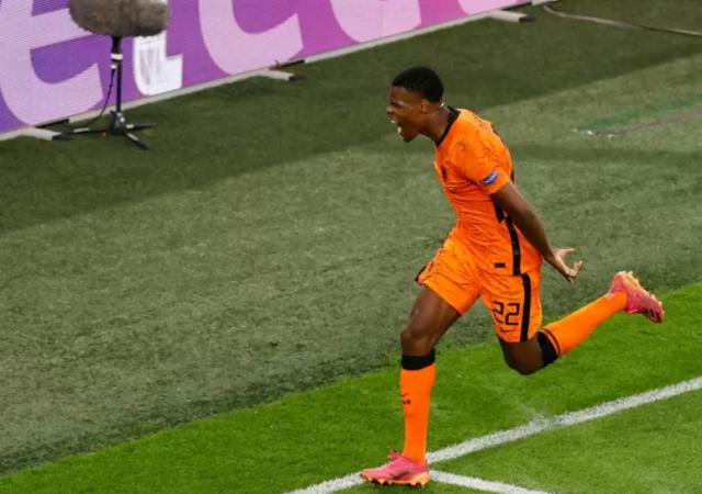 爱游戏APP-【人物】曾被嘲笑的小岛国脚 最令人惊叹的荷兰红星